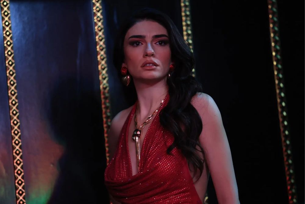 Hazar Ergüçlü’nün Leopar Bikinili Tatil Paylaşımı: Moda, Medya ve Kadın Kimliği Üzerine Bir Bakış